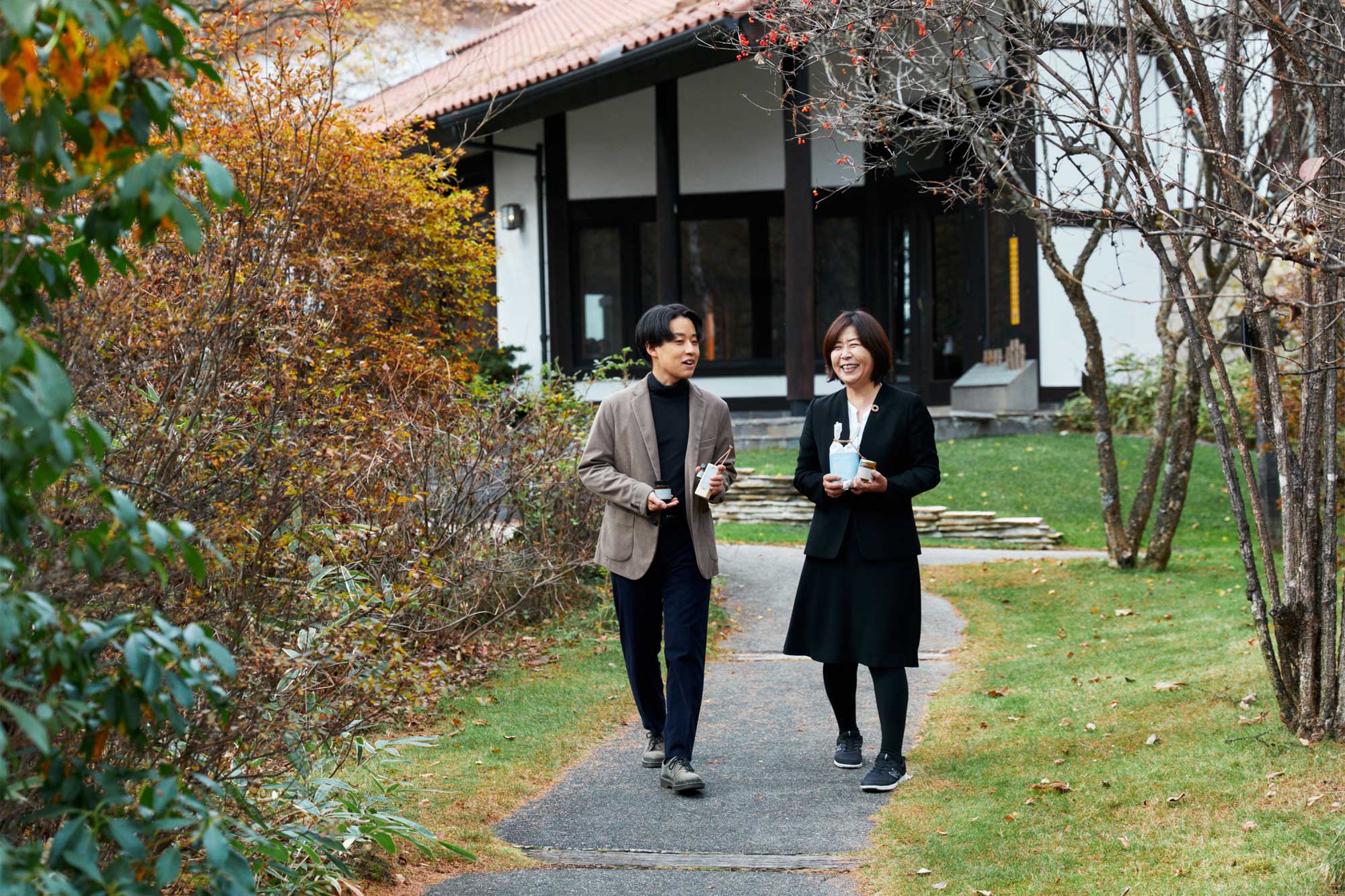 施設内の小道を歩く石原さん（左）と助田さん（右）