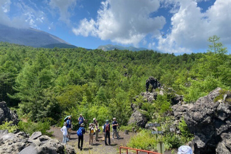 ジオパークガイドと行く「ヴォルケーノウォーク」浅間山が目の前！奇岩地帯を歩く自然遊歩道「浅間園」【群馬県・嬬恋】