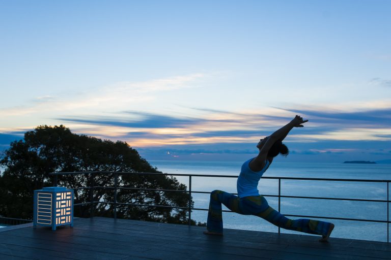 紺碧の相模湾を眺めながら館内ヨガイベント【静岡県・熱海】