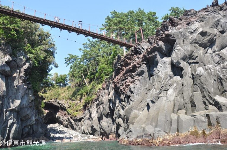 ジオガイドと歩く伊豆半島ウォーク～城ヶ崎海岸と 門脇吊り橋～<br>【静岡県・天城高原】